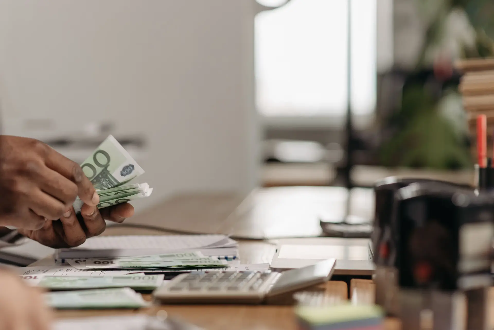 Zurich’s Strange Alliance: Why the City Is Forcing Cash Back onto the Counter