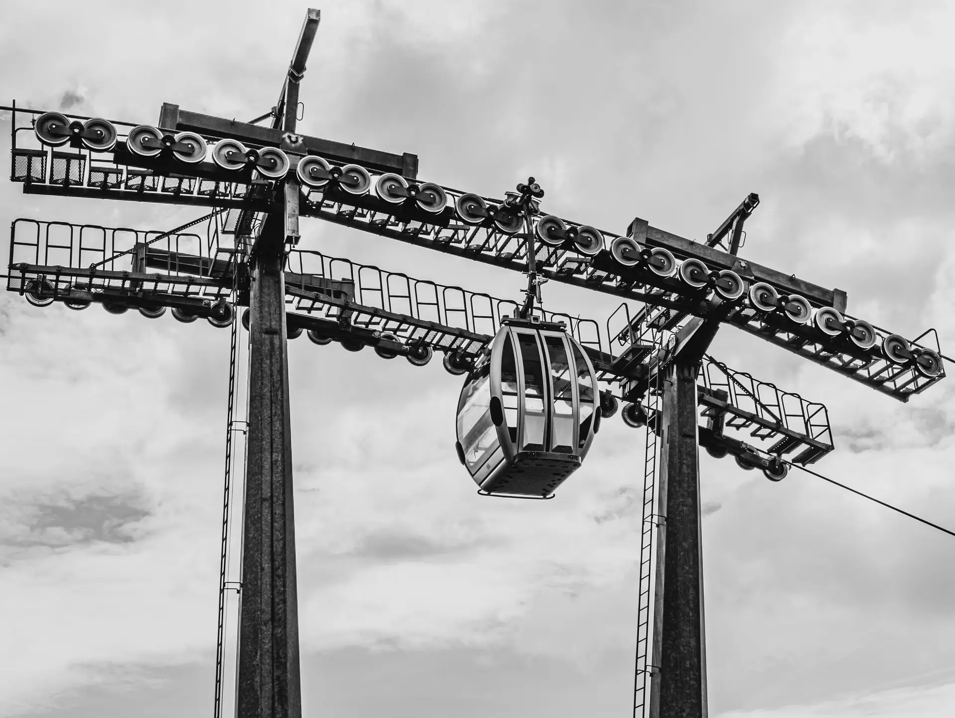 High-Altitude Airlift: Electrical Failure Paralyzes Mount Titlis Tramway
