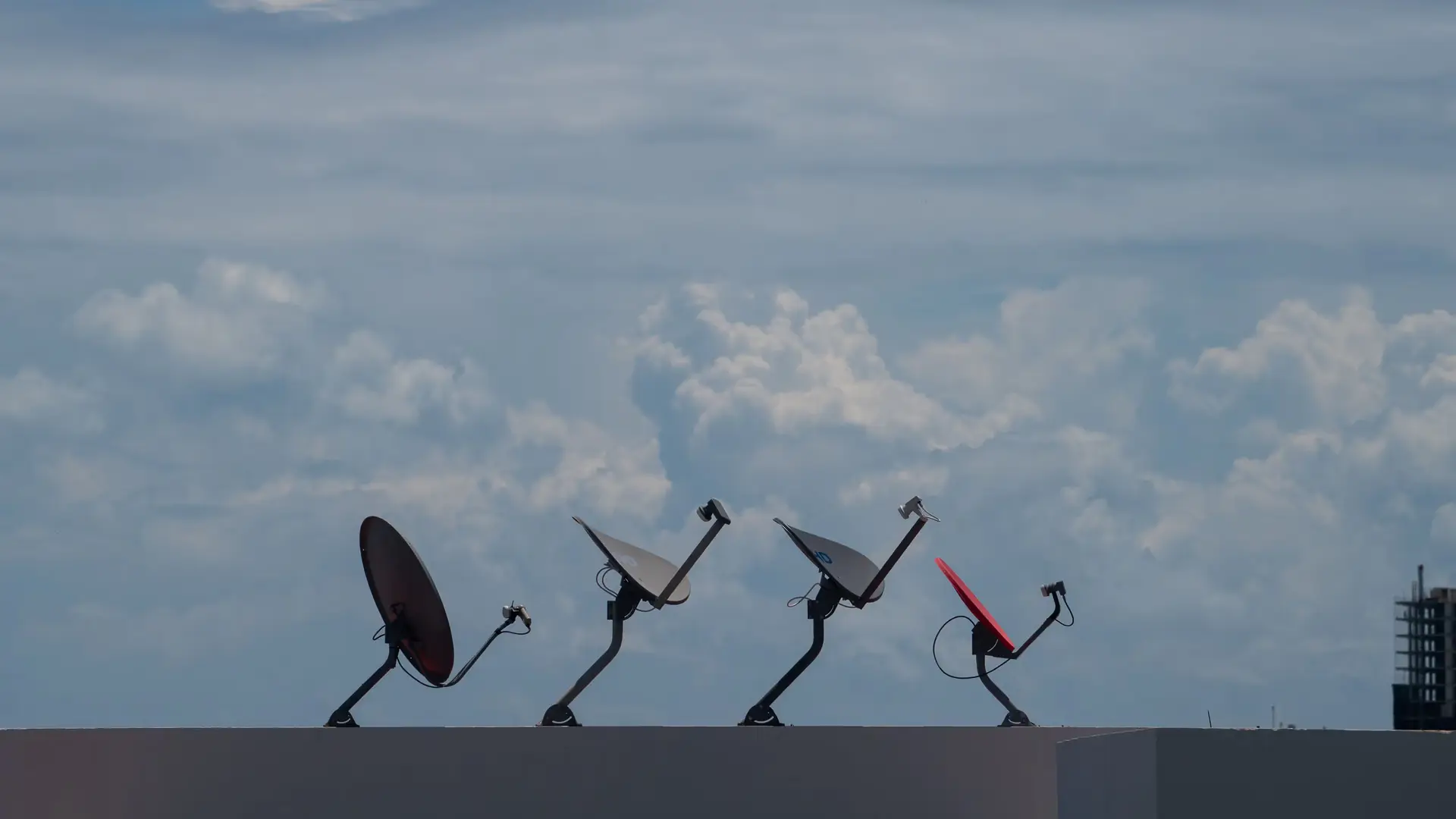 Tethered Warfare: Washington, SpaceX, and the Throttle on Ukrainian Drones