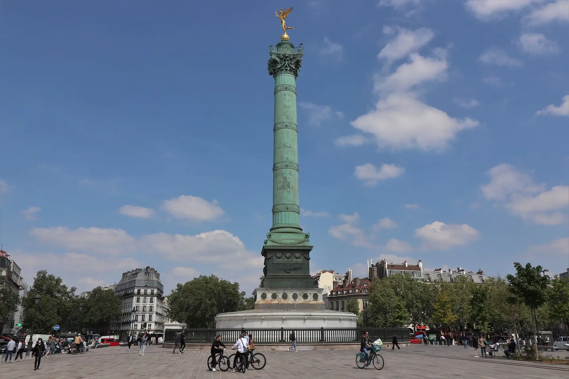 Unpacking the Eighteenth: Beyond the Postcard Paris