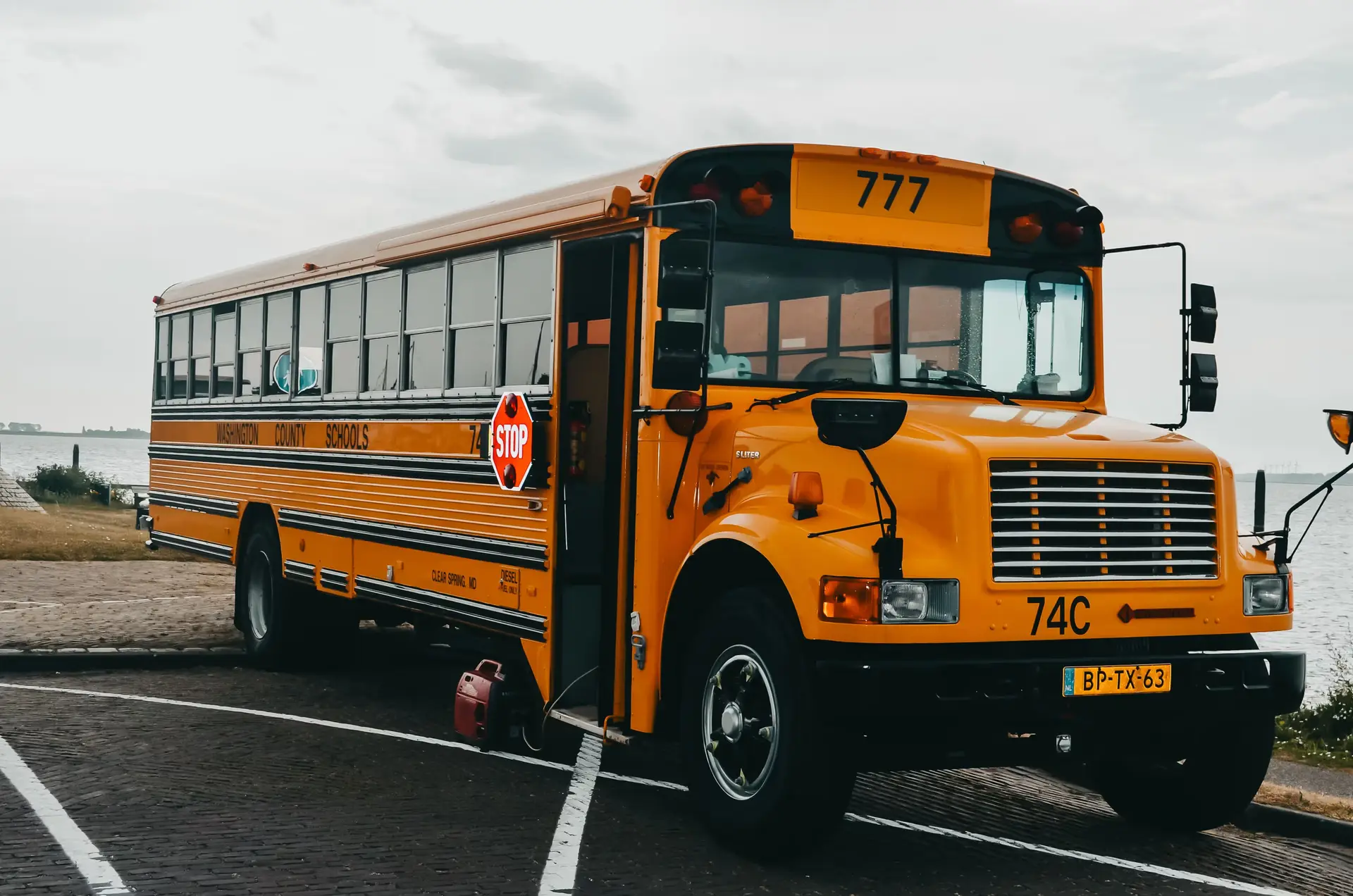 Chaos on the Morning Commute: School Bus Hits House Wall in Bad Oldesloe